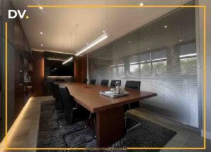 Divisorias-de-vidro-com-persianas-vidro-duplo