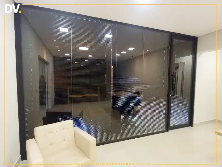 divisorias-de-vidro-com-persianas.webp